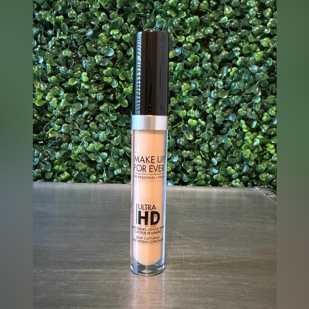 33- Desert-Makeup Forever Ultra HD Concealer - shade: NEW NO BOX
